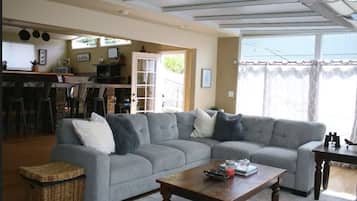 Televisión de pantalla plana, chimenea, reproductor de DVD y oficina