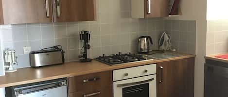 Refrigerador, microondas, horno, placa de cocina