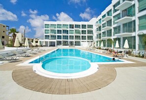 Apartamento, 1 habitación, balcón, vistas al mar | Piscina | Una piscina al aire libre