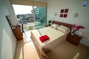 Apartment, 1 Schlafzimmer, Balkon, Meerblick | 1 Schlafzimmer, Bügeleisen/Bügelbrett, Bettwäsche