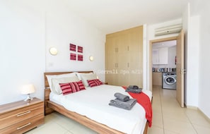 Apartamento, 1 habitación, balcón, vistas al mar | Baño | Secador de pelo y toallas
