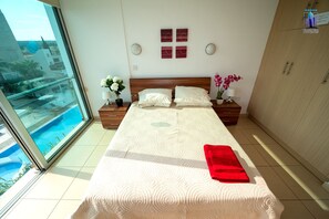 Apartamento, 1 habitación, balcón, vistas al mar | 1 dormitorio, tabla de planchar con plancha, ropa de cama