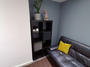 Apartment | Living room | 30-inch TV with digital channels - Charming 1-bed Apartment in Coventry (Coventry)