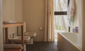Duschwanne, Haartrockner, Bidet, Handtücher