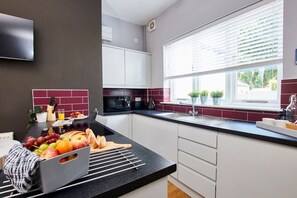 Fridge, microwave, oven, stovetop - Modern Apt Near EMA; with Free Gym Access, Parking (Castle Donington)