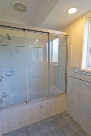 Apartment, 3 Bedrooms | Bathroom | Shower, free toiletries, hair dryer, towels