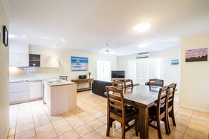 House, 3 Bedrooms | In-room dining