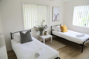 3 عدّة غرف نوم ومكواة/لوح كي