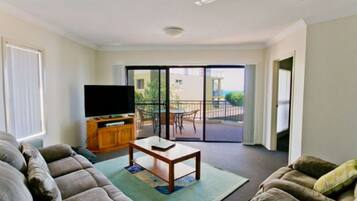 Apartment, 3 Bedrooms | Living room | Smart TV