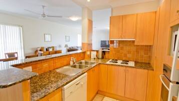 Apartment, 3 Bedrooms | Private kitchen | Fridge, microwave, oven, stovetop