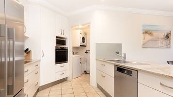 Apartment, 2 Bedrooms | Private kitchen | Fridge, microwave, oven, stovetop