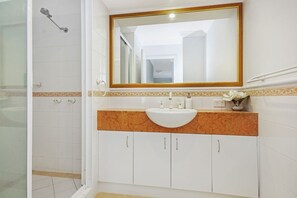 Apartment, 3 Bedrooms | Bathroom | Free toiletries, hair dryer, towels, soap - Breakers 2/12 (Yamba)