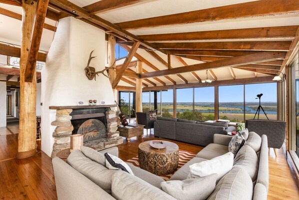 Leilighet, 5 soverom | Oppholdsrom | Smart-TV