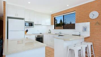 Apartment, 3 Bedrooms | Private kitchen | Fridge, microwave, oven, stovetop