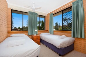 3 عدّة غرف نوم ومكواة/لوح كي وملاءات أسرّة