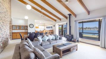 Apartment, 4 Bedrooms | Living room | Smart TV