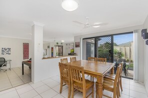 Apartment, 3 Bedrooms | In-room dining - Oceania Beach Paradise (Yamba)