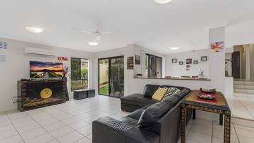 Apartment, 3 Bedrooms | Living room | Smart TV