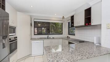 Apartment, 3 Bedrooms | Private kitchen | Fridge, microwave, oven, stovetop