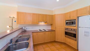 Apartment, 3 Bedrooms | Private kitchenette | Fridge, microwave, oven, stovetop