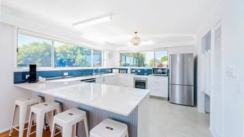 House, 4 Bedrooms | Private kitchen | Fridge, microwave, oven, stovetop