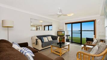 House, 2 Bedrooms | Living room | Smart TV