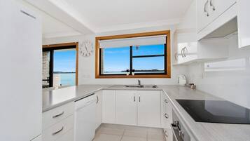 House, 2 Bedrooms | Private kitchenette | Fridge, microwave, oven, stovetop