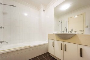 House, 2 Bedrooms | Bathroom | Free toiletries, hair dryer, towels, soap - Seaspray 5 (Yamba)
