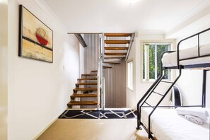 House, 2 Bedrooms | 2 bedrooms, iron/ironing board, bed sheets - Seaspray 5 (Yamba)