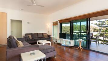 House, 4 Bedrooms | Living room | Smart TV