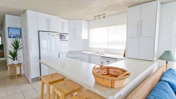 Apartment, 3 Bedrooms | Private kitchen | Fridge, microwave, oven, stovetop
