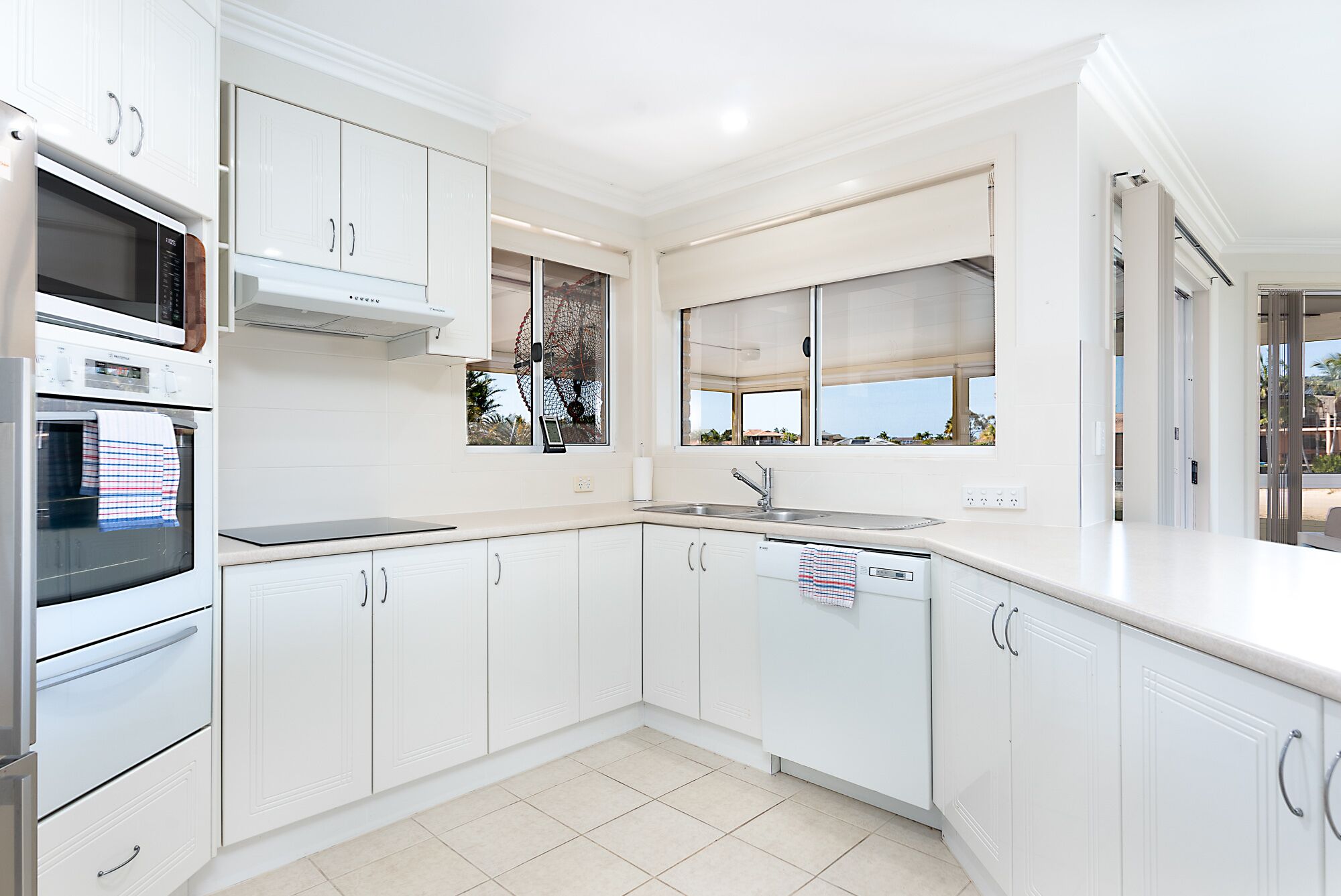 House, 4 Bedrooms | Private kitchen | Fridge, microwave, oven, stovetop