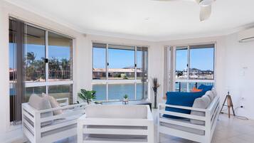 House, 4 Bedrooms | Living room | Smart TV