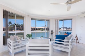 منزل - ٤ غرف نوم | غرفة المعيشة | تلفزيون ذكي