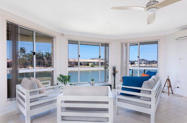 House, 4 Bedrooms | Living room | Smart TV