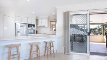 House, 4 Bedrooms | Private kitchen | Fridge, microwave, oven, stovetop