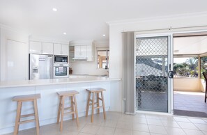 House, 4 Bedrooms | Private kitchen | Fridge, microwave, oven, stovetop