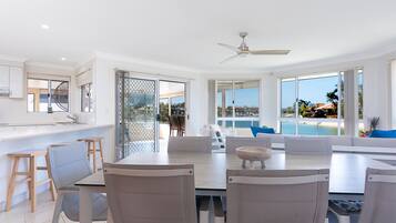 House, 4 Bedrooms | In-room dining