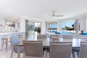 House, 4 Bedrooms | In-room dining