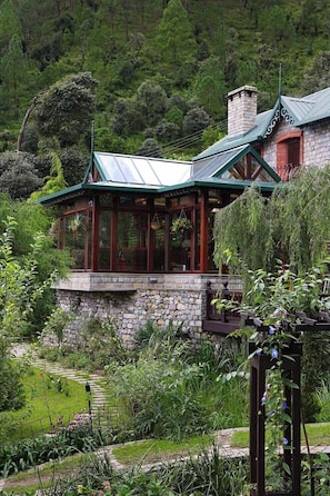 Exterior - Come experience what is reputed to be the best luxury retreat in the Himalayas! (Nainital)