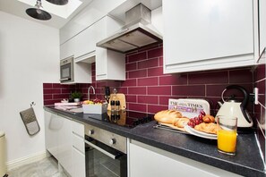 Fridge, microwave, oven, stovetop - Stylish Apt Near EMA; Gym & Pool Access, Fast WiFi (Castle Donington)