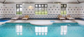 Stylish Apt Near EMA; Gym & Pool Access, Fast WiFi
