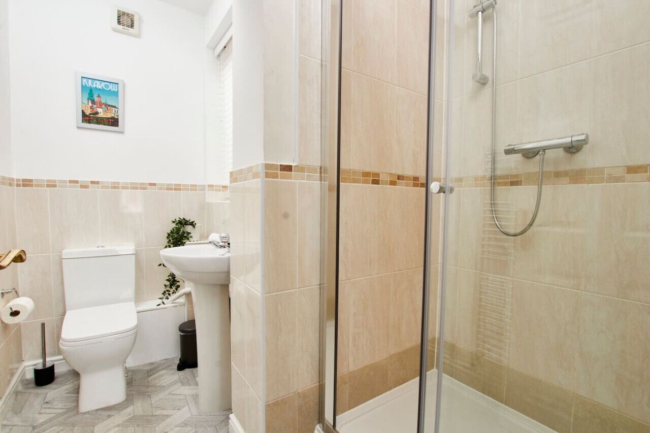 Ein Badezimmer mit Toilette, Waschbecken und Dusche.