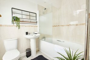 Kombination af bruser/badekar, hårtørrer