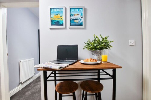 Modern Apt:Close 2 EMA, gym/pool access fast Wi-Fi