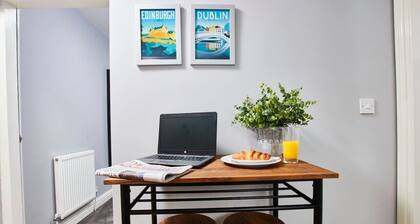 Modern Apt:Close 2 EMA, gym/pool access fast Wi-Fi