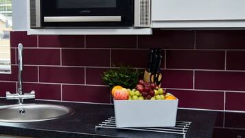 Réfrigérateur, micro-ondes, plaque de cuisson, grille-pain