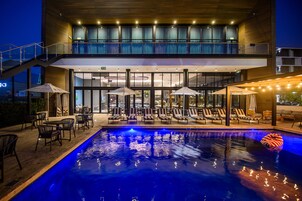 Una piscina al aire libre
