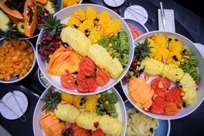 朝食 (ビュッフェ)、毎日提供 (1 名様 255 ZAR)