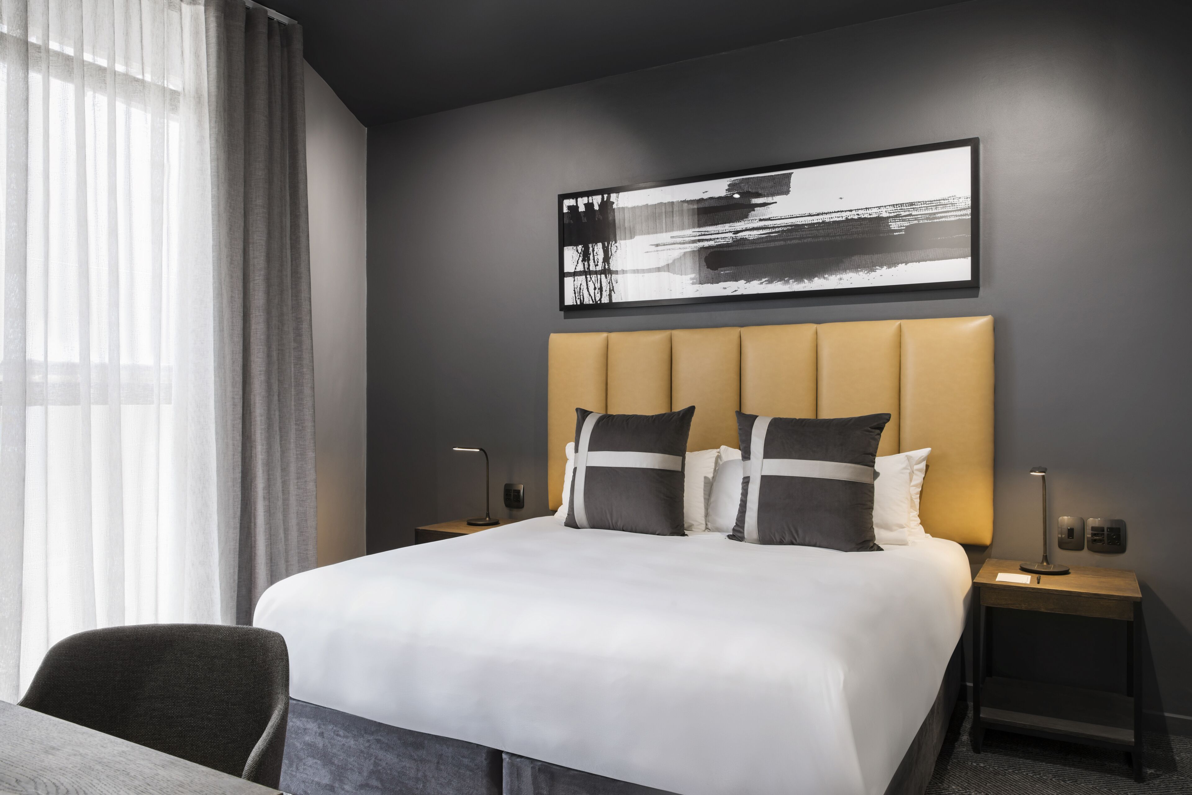 Standard Room | 客房内保险箱、办公桌、笔记本电脑工作区、遮光窗帘